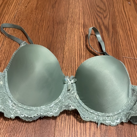 Two piece green lace bra and black floral thong - Picture 2 of 6